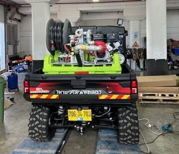 מערכת כיבוי אש ניידת הכוללת מכל מים עשוי פוליאתילן מוגן UV בנפח של 300 ליטר ו-10 ליטר תרכיז קצף כיבוי.